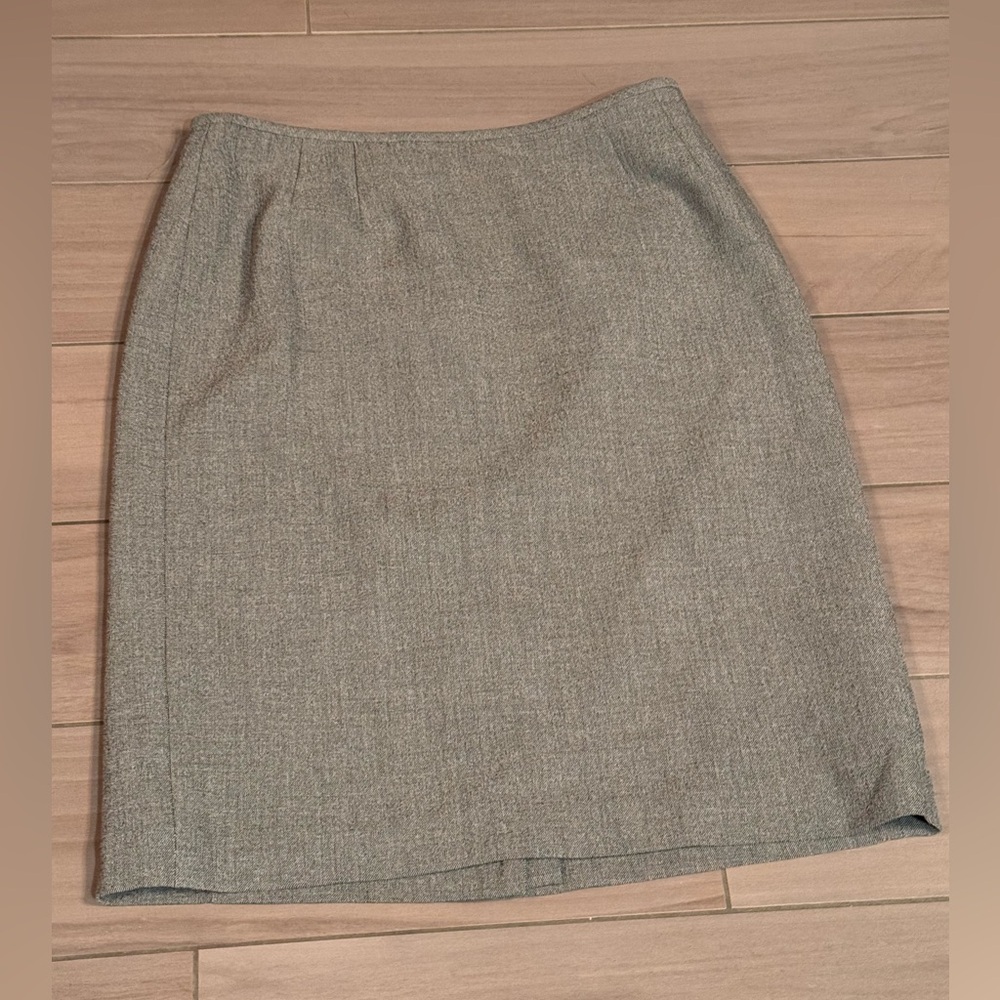 Kasper Classic Gray Women's Skirt 30in waist length 24in size 12 petite